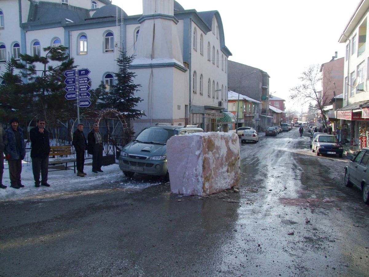 Kamyondan Düşen Mermer Korkuttu