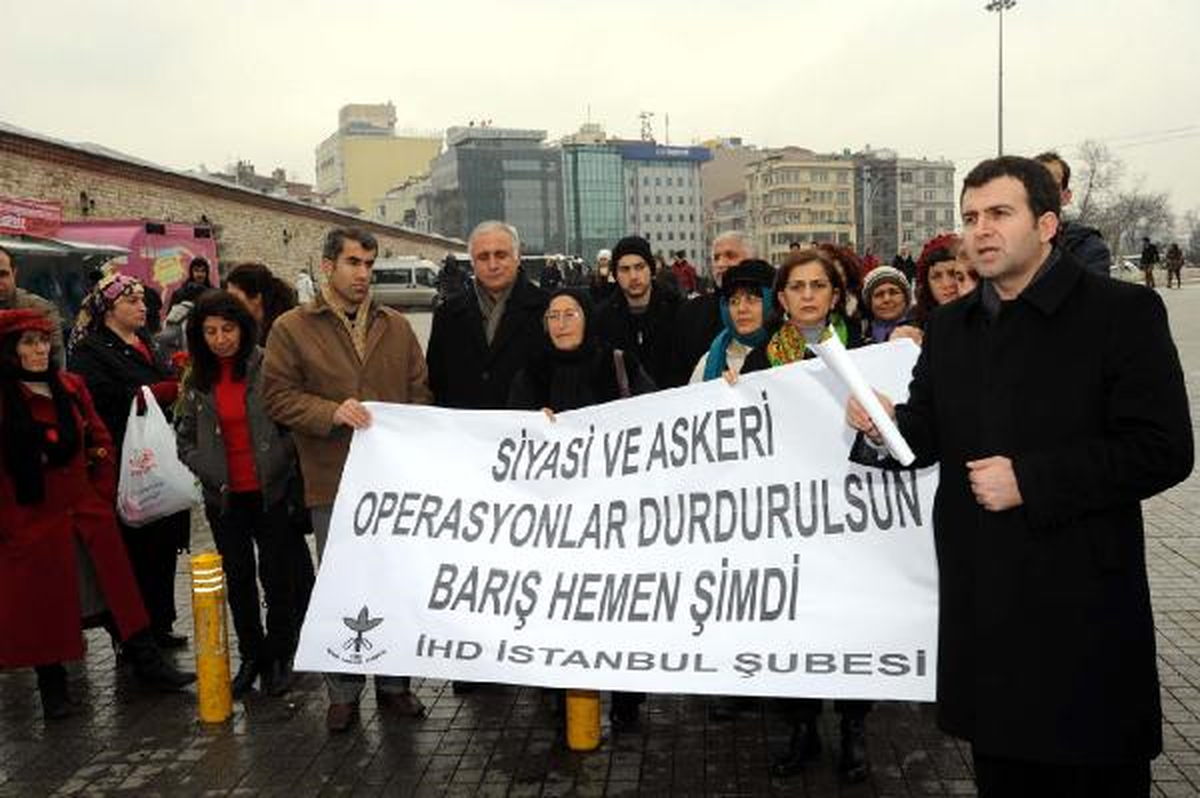 Kck Gözaltıları, Taksim\'de Protesto Edildi