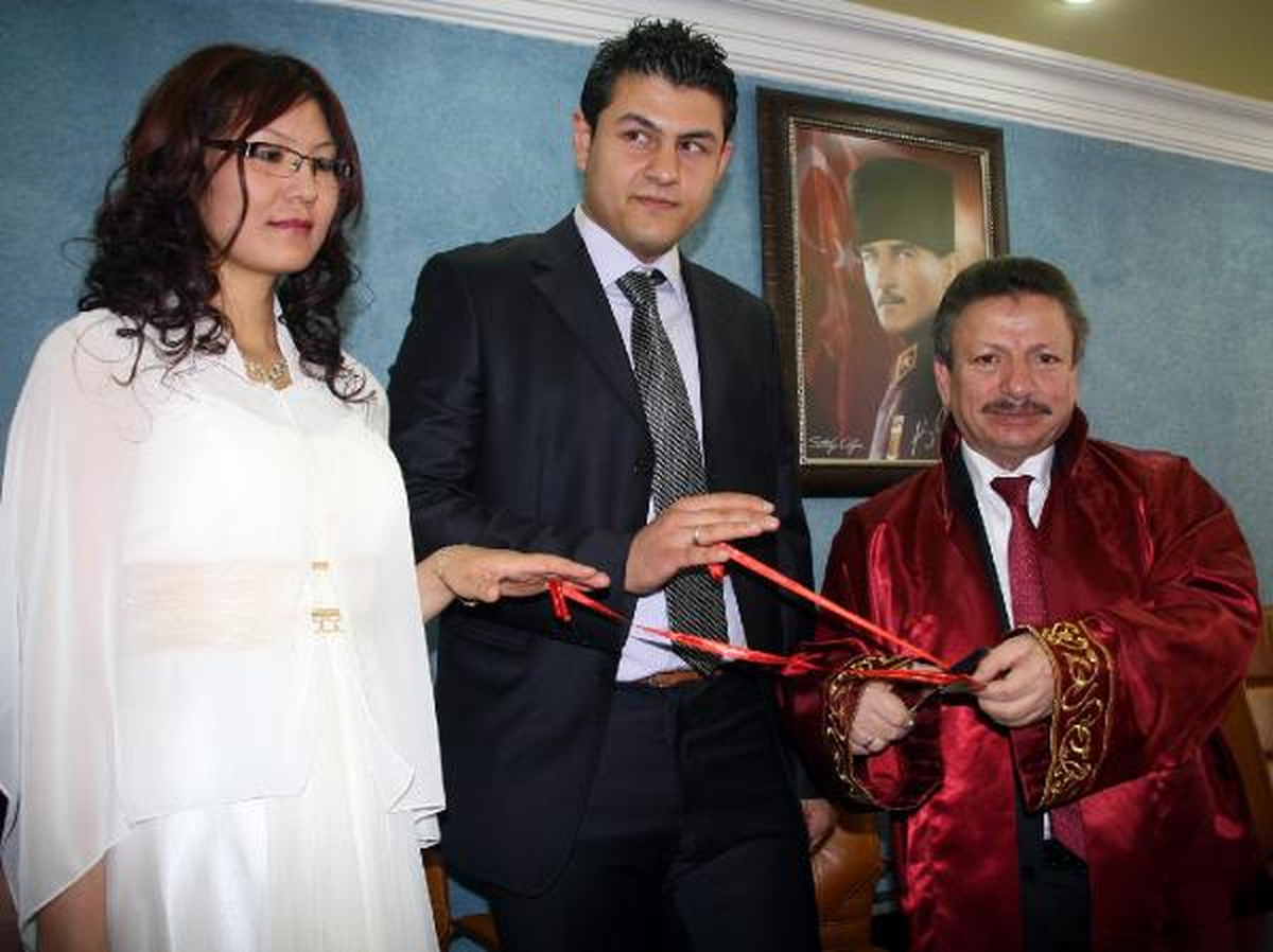 Kırgız Geline Sevgililer Günü Sürprizi