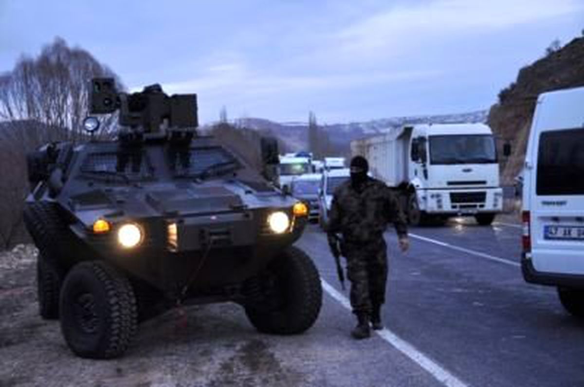 Bomba Yüklü Aracı Bırakıp Kaçan PKK\'lılar Güvenlik Güçleriyle Çatıştı.