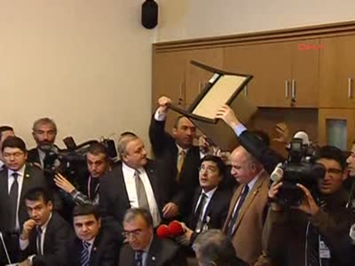 Vekiller MİT Kanunu İçin Kavga Etti