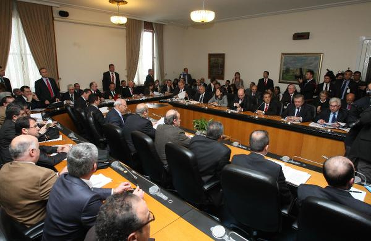 Milletvekilleri Ayakta Kalınca Salon Değiştirildi