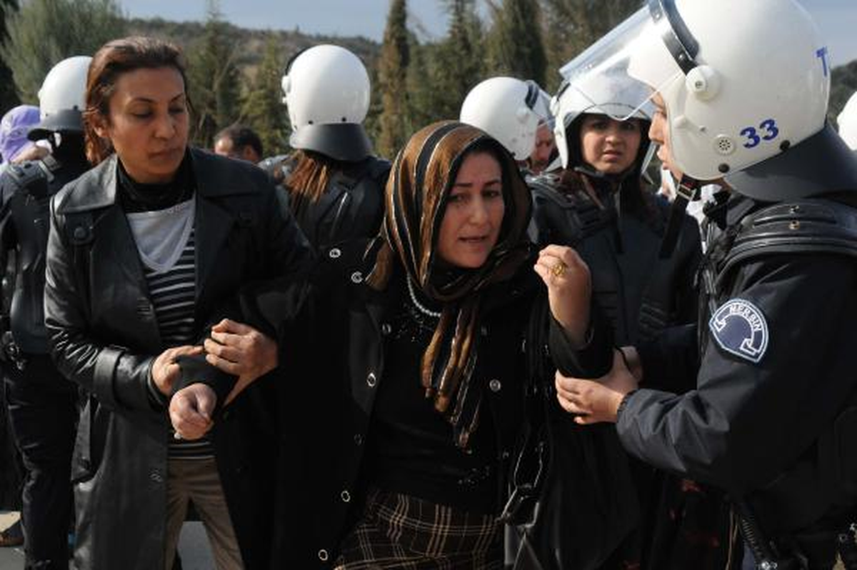 PKK'lı Cenazesinde BDP Mersin İl Başkanı, Akdeniz Belediye Başkanı ve 100 Kişi Gözaltına Alındı- Ek...