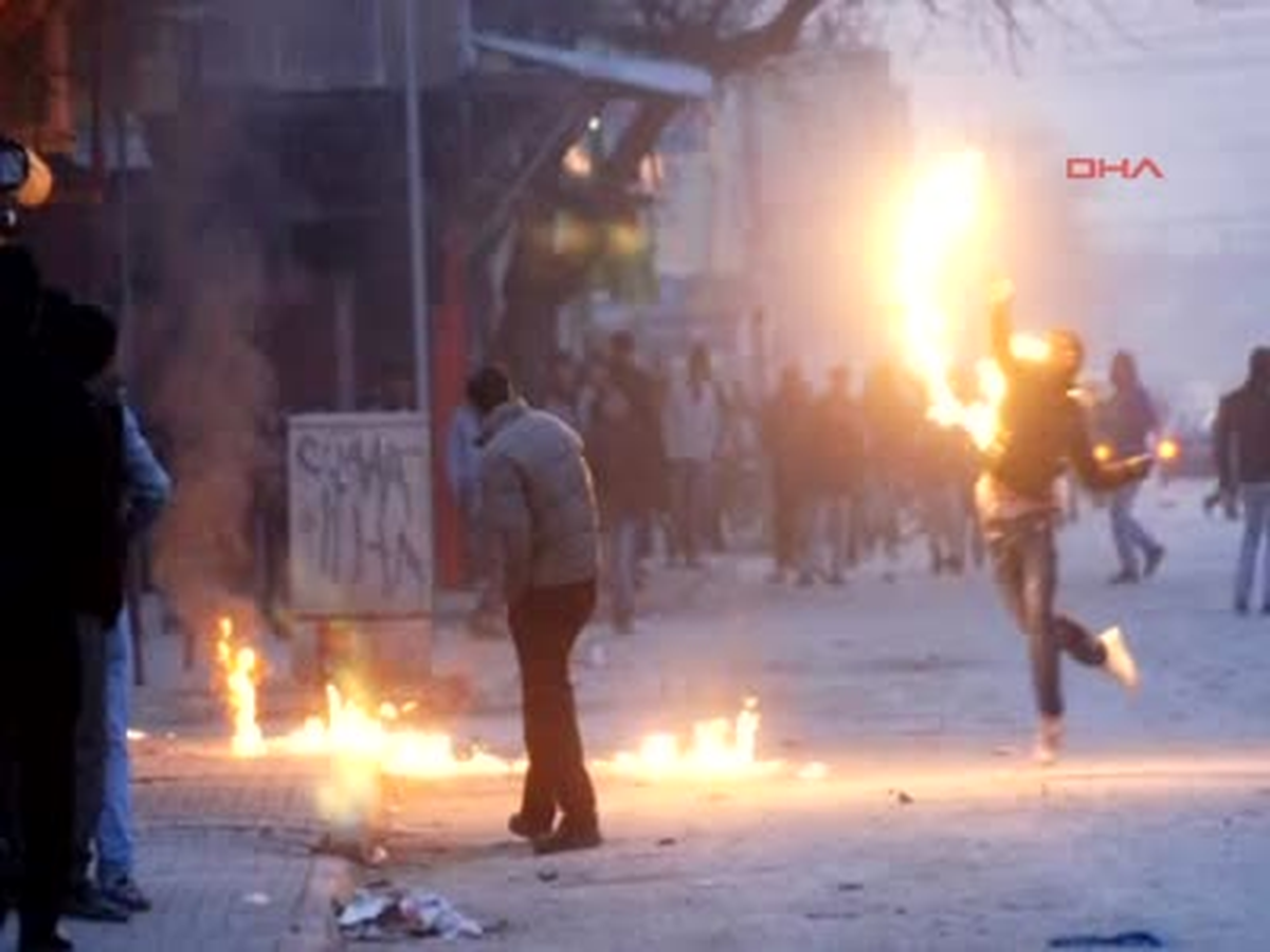 Polise Atmaya Çalıştığı Molotofla Kendini Yaktı
