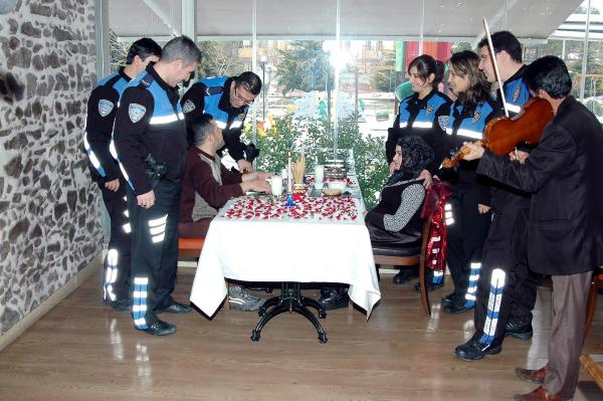 Polisten Engelli Çifte Sürpiz Sevgililer Günü