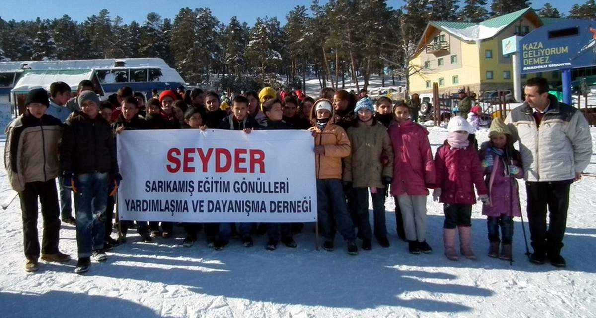 Sarıkamış\'ta Öğrencilere Kayak Keyfi