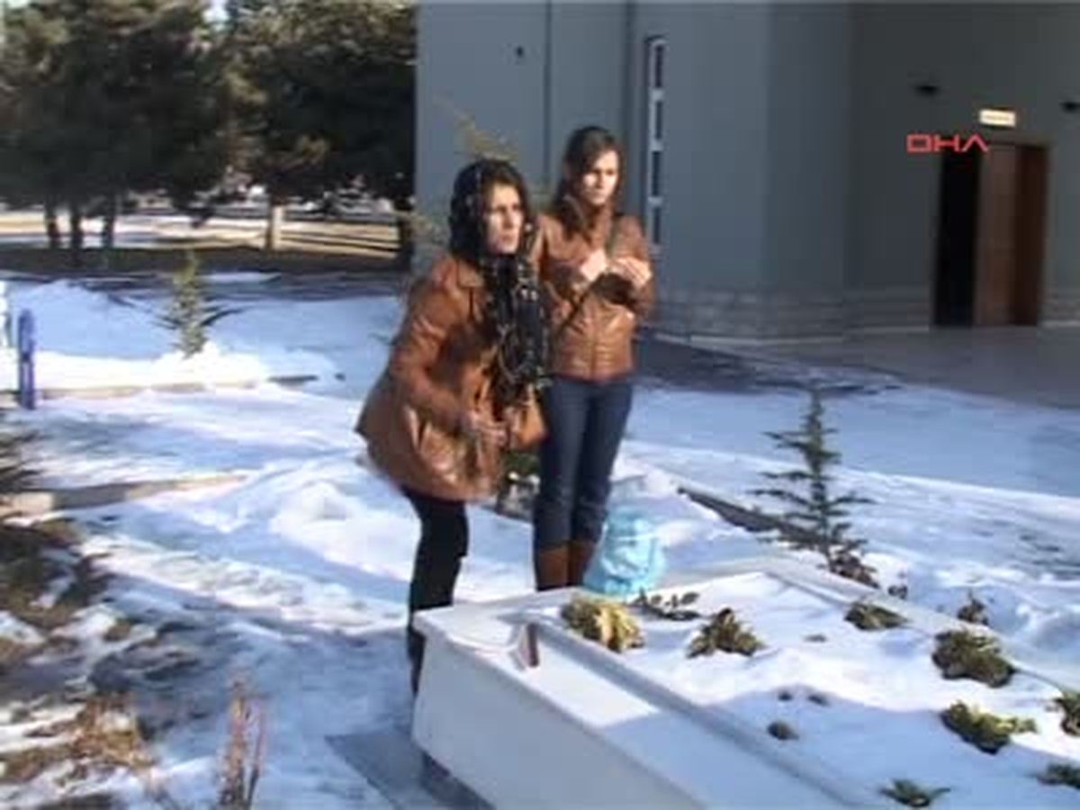 Şehit Eşin Kabrine Sevgililer Gününde Gül