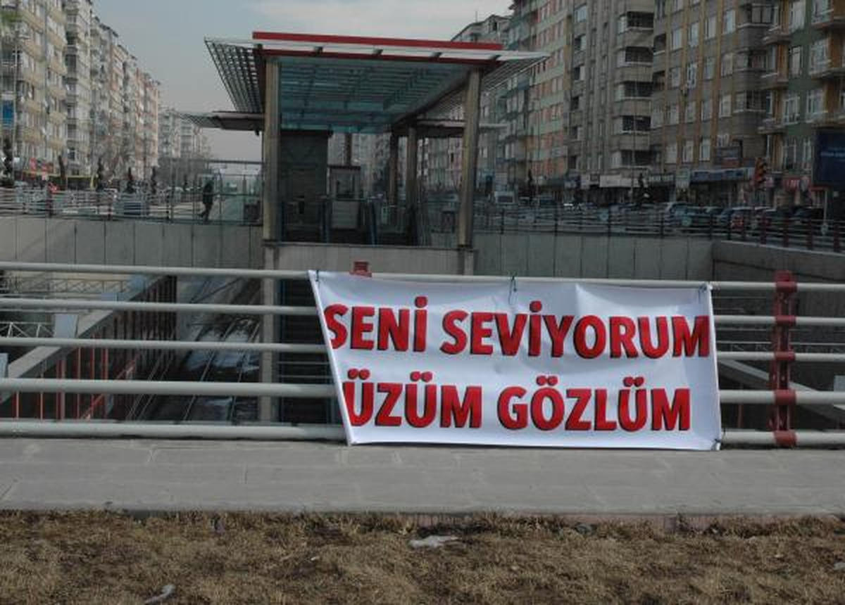 'Seni Seviyorum Üzüm Gözlüm' Pankartı