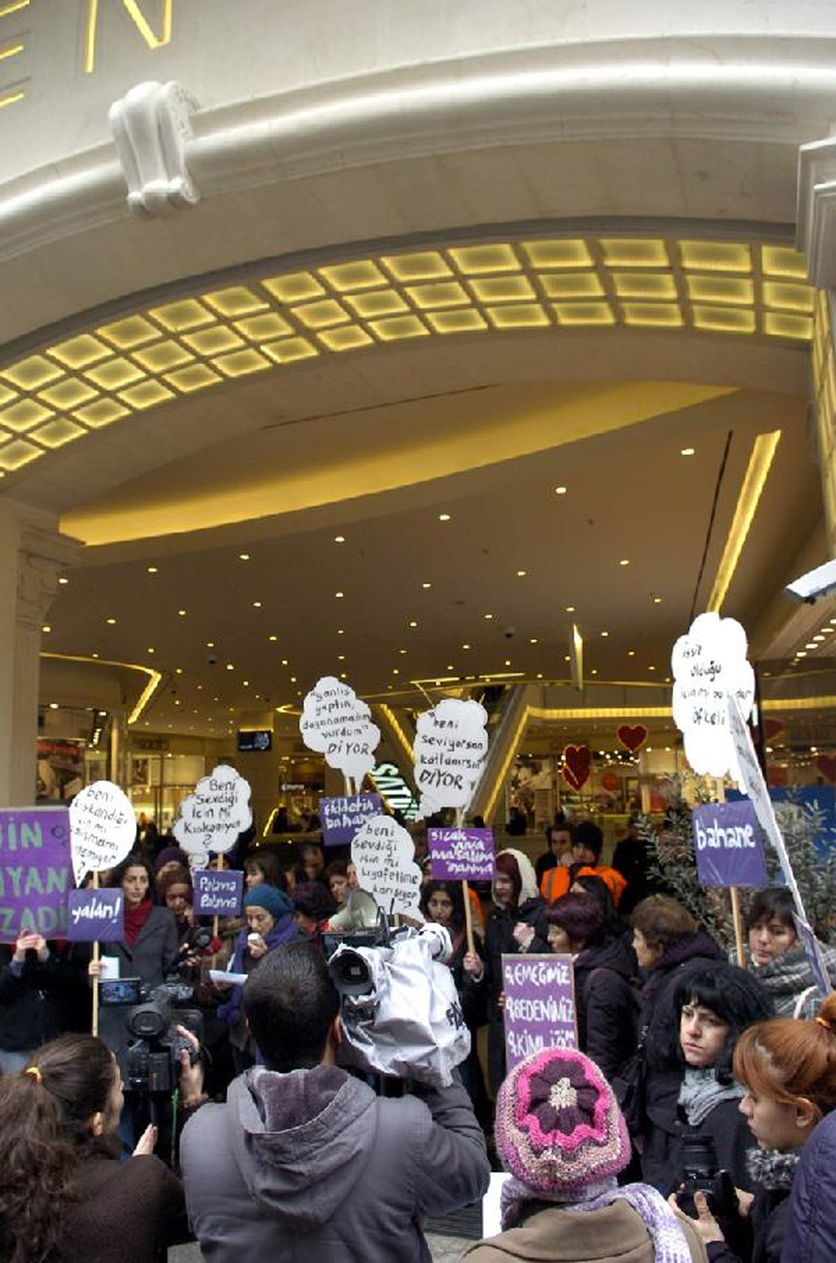 Sevgililer Günü\'nde Kadına Şiddet Protestosu