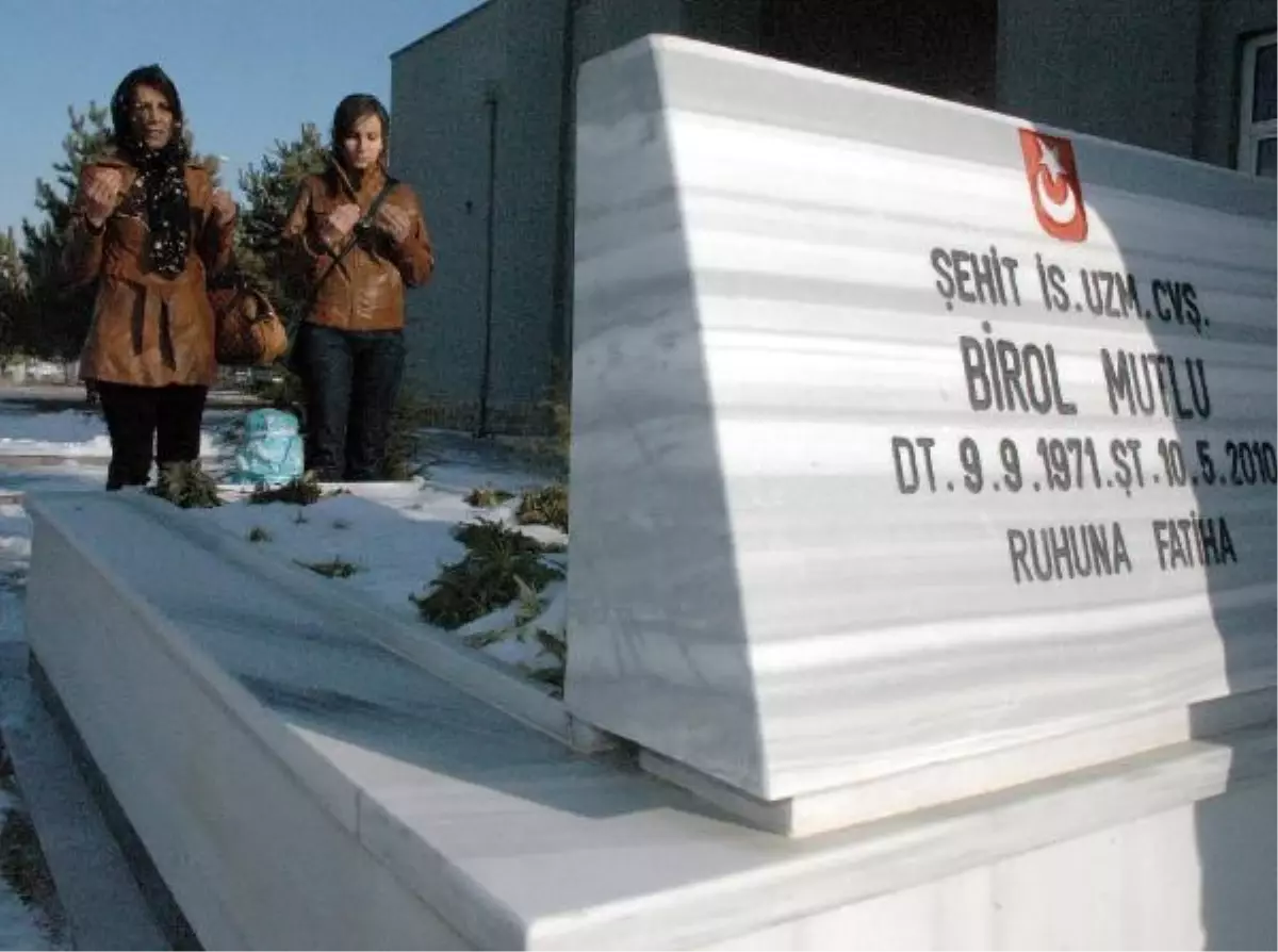 Sevgililer Günü\'nde Şehit Eşinin Mezarına Kırımızı Gül Bıraktı