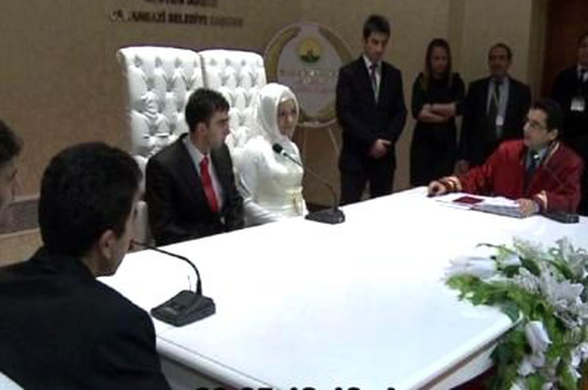Sevgililer Günü'ne Özel 15 Dakikada Bir Nikah