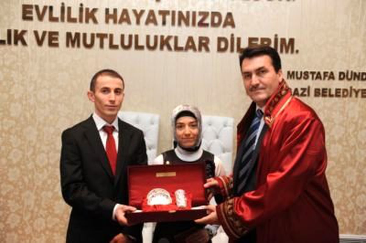 Sevgililer Günü'ne Özel 15 Dakikada Bir Nikah Kıyıldı