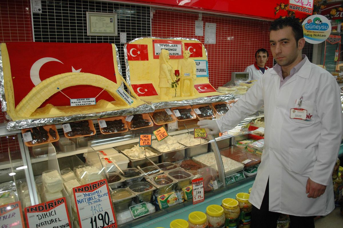 Sevgililer Günü Nedeniyle 70 Kilogram Tereyağından Temel ve Fadime Heykeli Yaptı