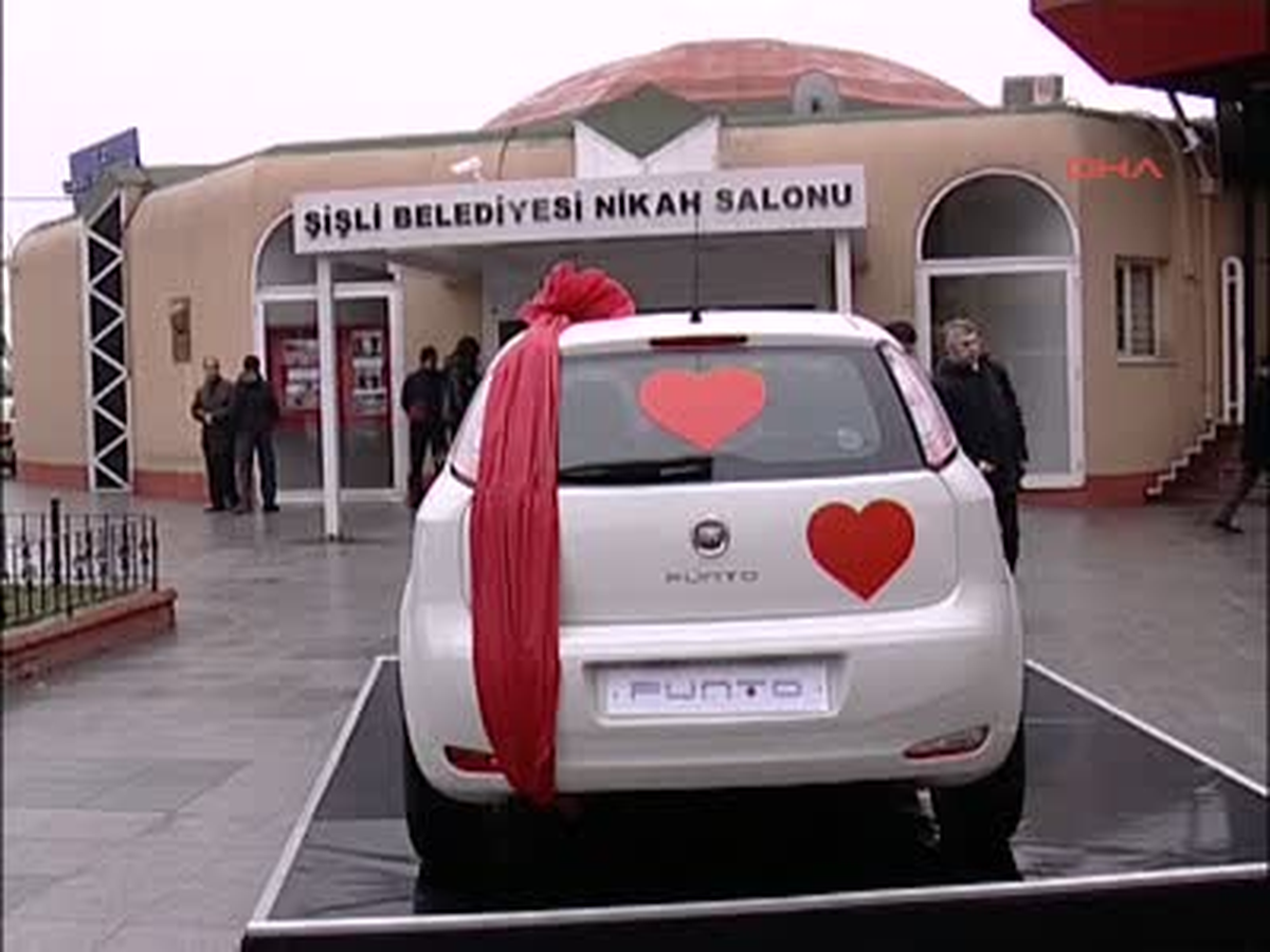 'Sevgililer Günü'nde Evlendi Otomobil Kazandı