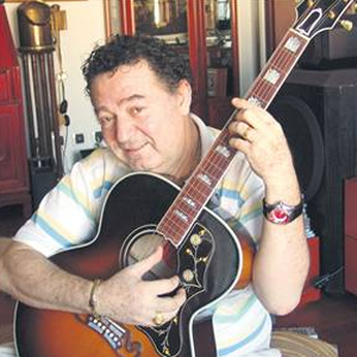 Sevgililere Evinden Online Konser Veriyor