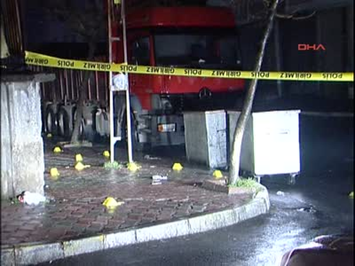 Sultangazi\'de Çöp Kutusuna Bırakılan Ses Bombası Patladı