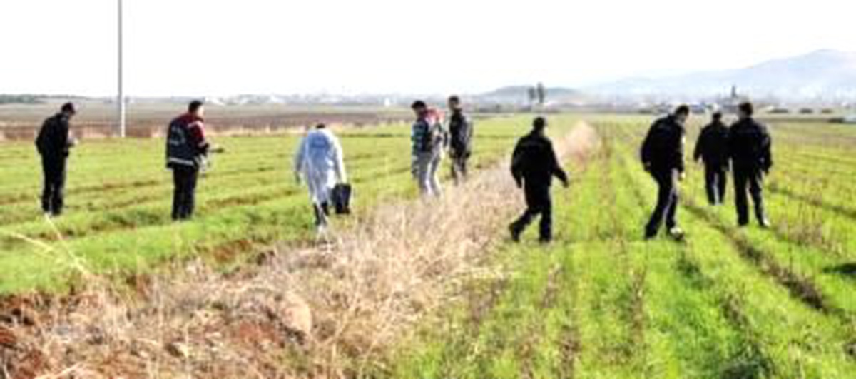 Tarlasından Geçen Komşusunu Tabancayla Vurdu