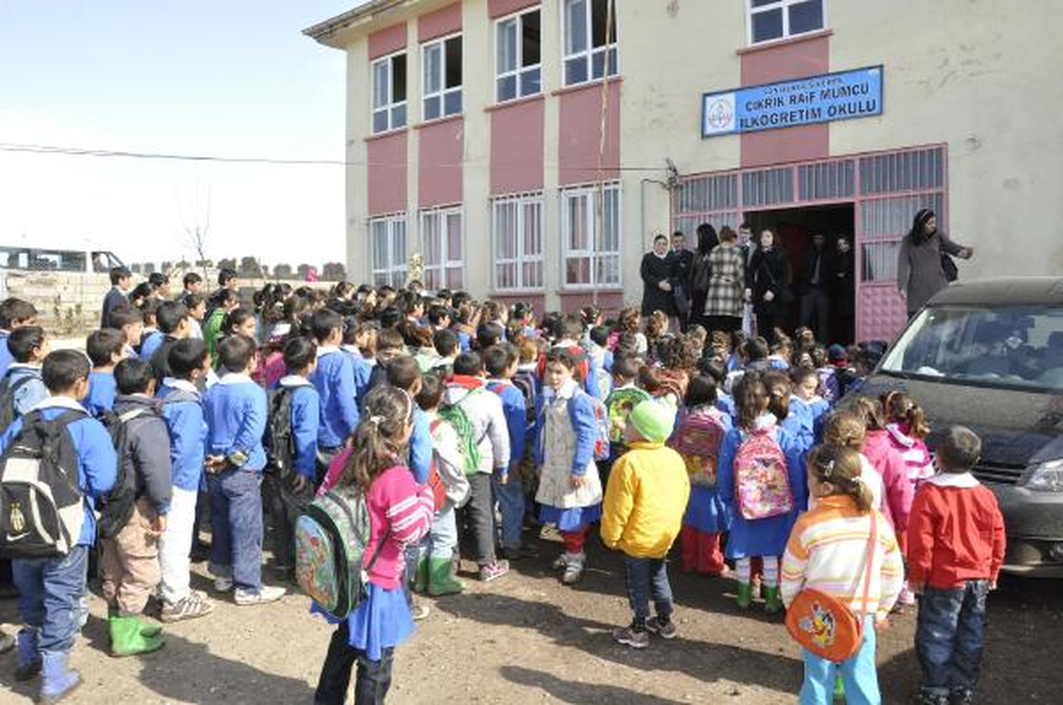Türkmen Derneği\'nden Köy Okuluna Kütüphane