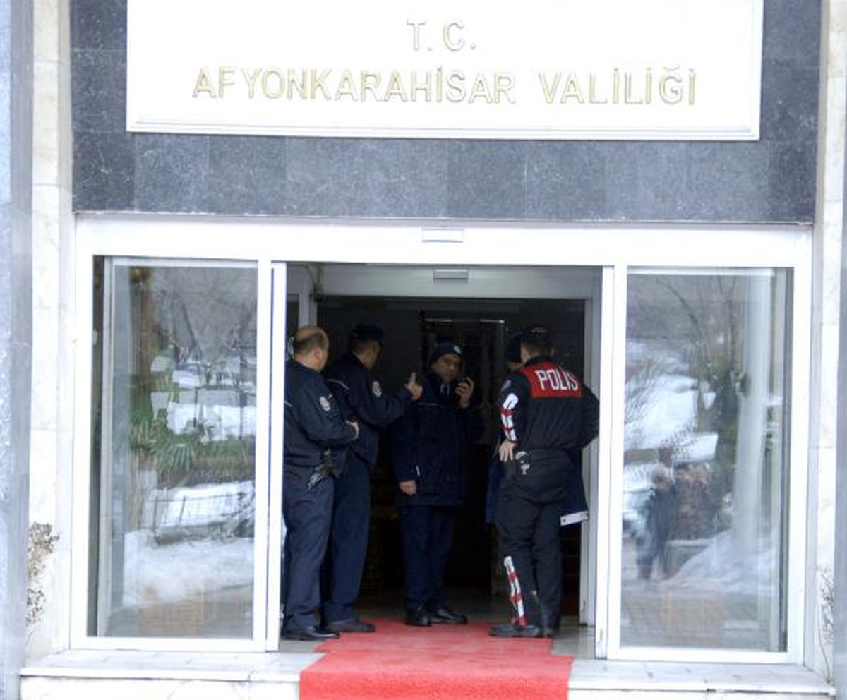 Valilik\'te Tabancalı İntihar Girişimi
