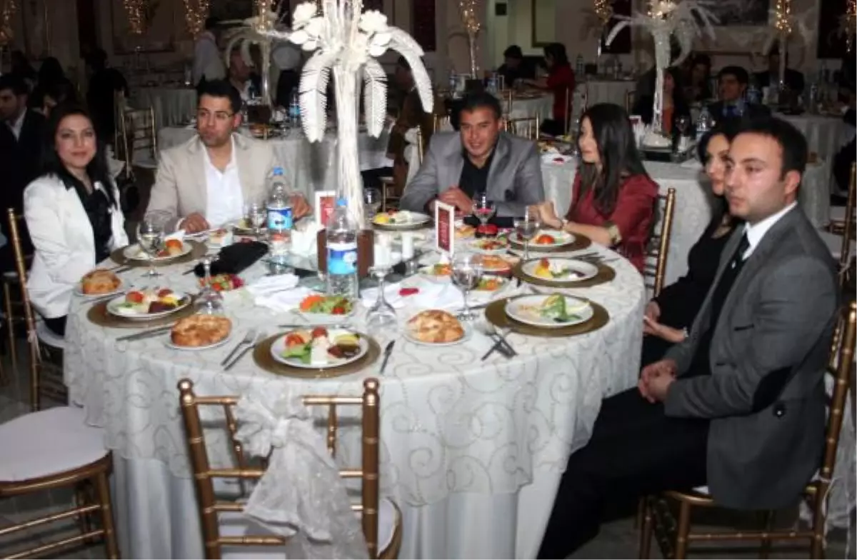 120 Çift, Sevgililer Günü\'nde Evlendikleri Salonda Eğlendi