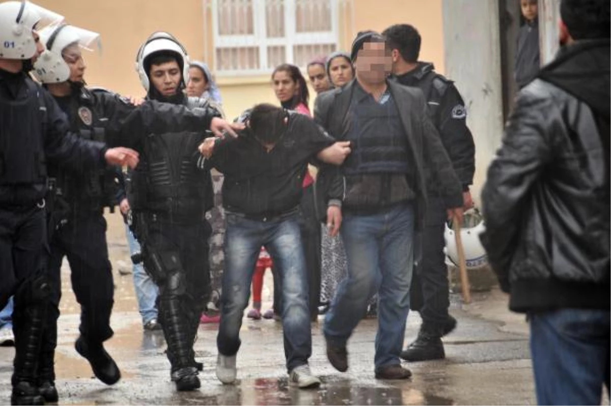 Adana\'da Korsan Gösteride 5 Kişi Gözaltına Alındı