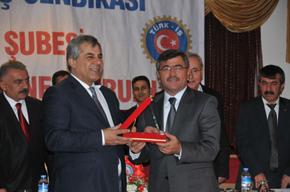 Akdoğan\'a İşçilerden Teşekkür Plaketi