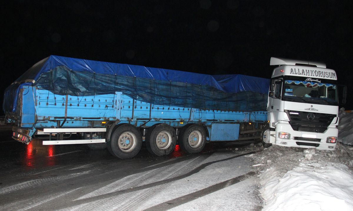 Ankara-Konya Yolu Buzlanınca Kazalar Peş Peşe Geldi: 3 Yaralı