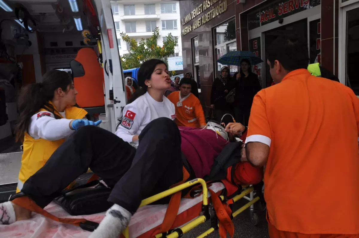 Anne, En Mutlu Gününde Otomobilin Altında Kaldı