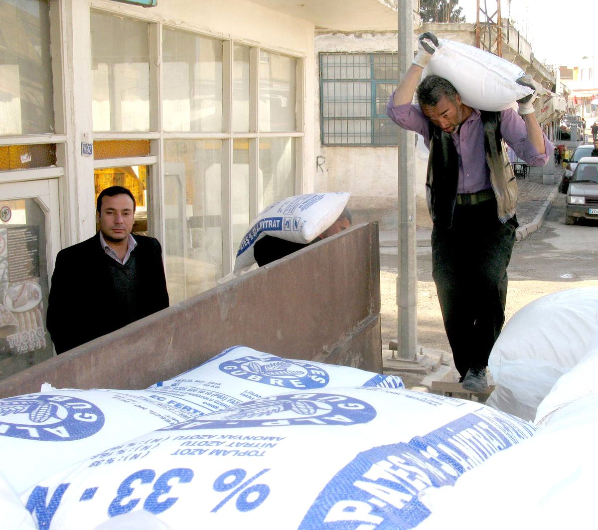 Arabanlı Çiftçiler Bahar Gübresi Atmaya Başladı
