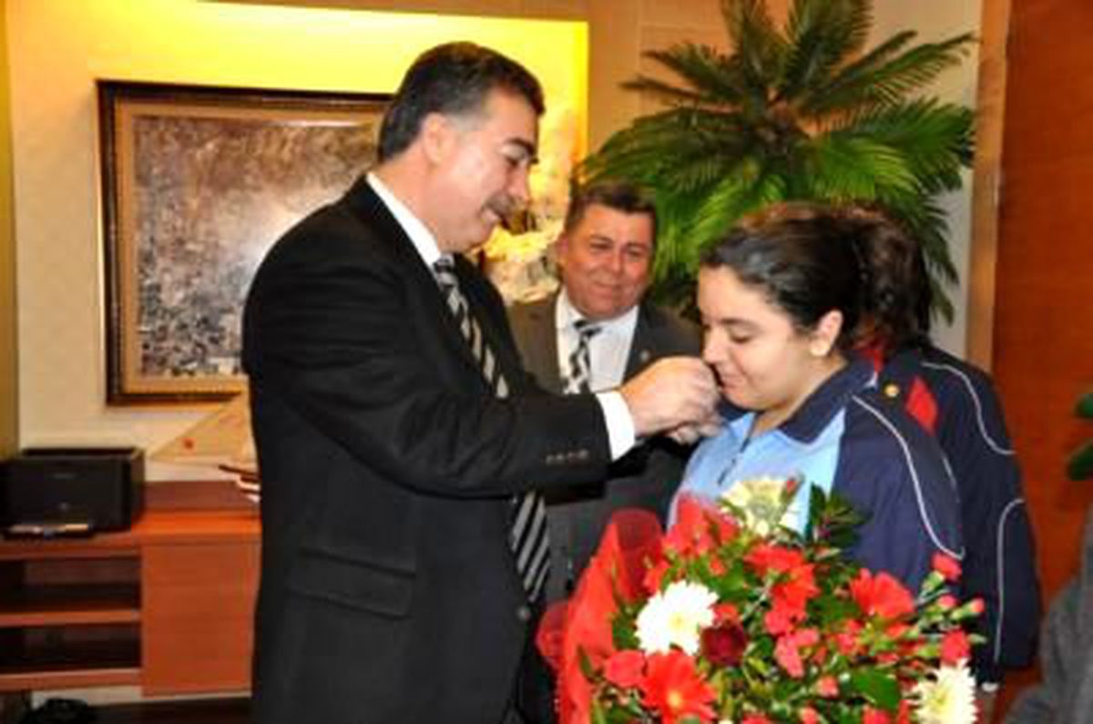 Atıcılık Şampiyonu Taşdan, Vali Kerem Al\'ı Ziyaret Etti