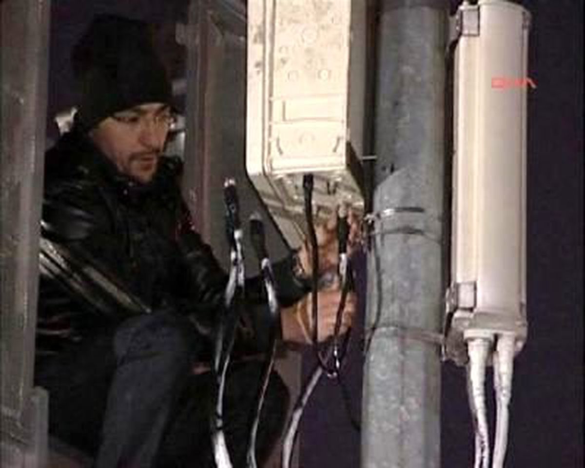 Başbakanlık Konutunun Önündeki Mobese Direğine Sinyal Karıştırıcı Bağlandı