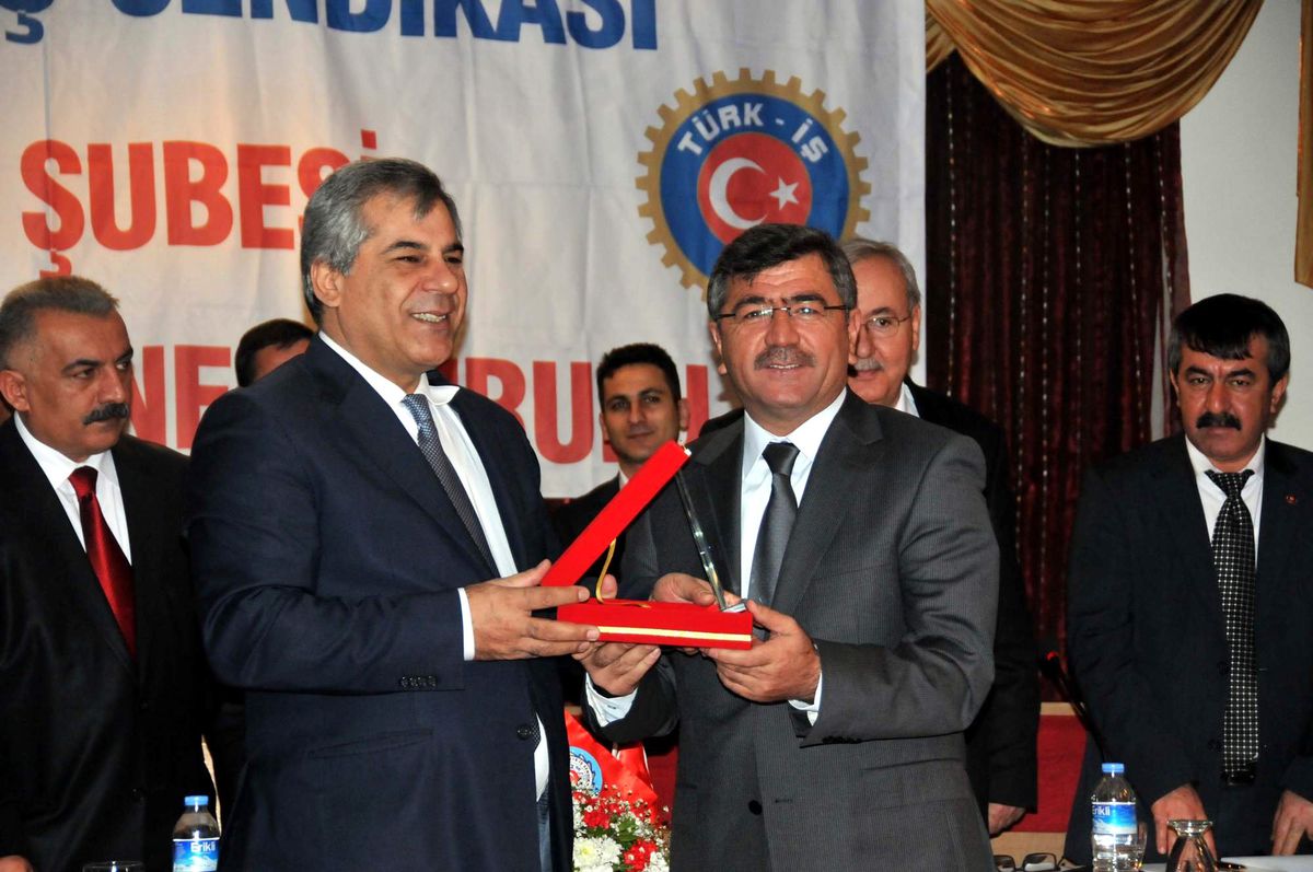 Başkan Akdoğan\'a İşçilerden Teşekkür Plaketi