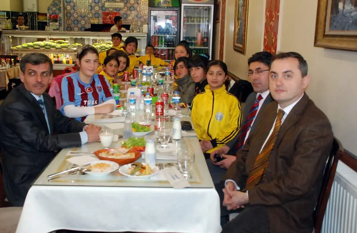 Bozüyük Kaymakamı Kaya'dan Sporculara Yemek