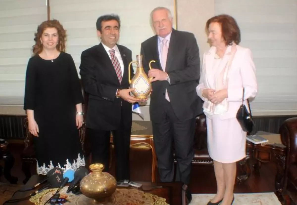 Çek Cumhurbaşkanı Klaus: AB Kapısının Kapalı Olmasını İstemiyoruz