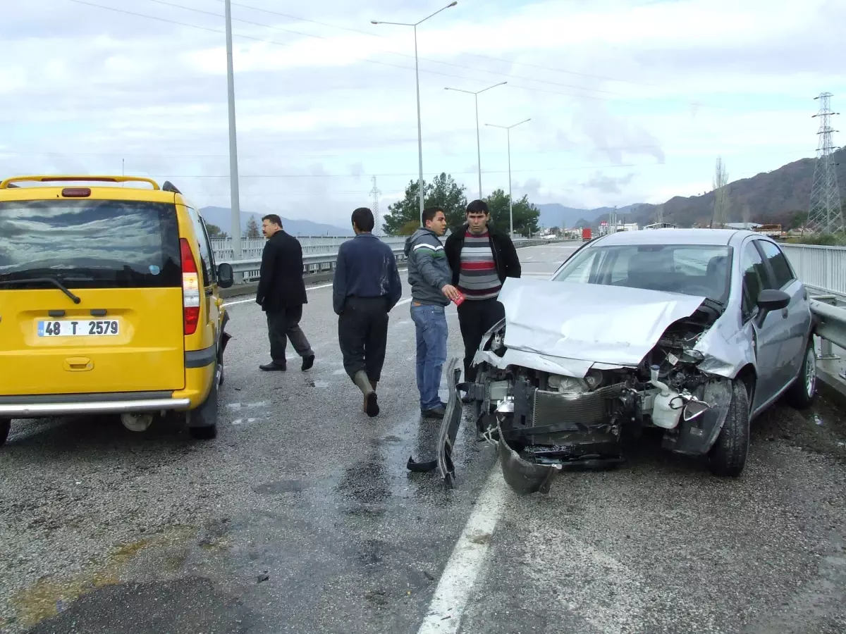 Dalaman'da Kaza Ucuz Atlatıldı; 2 Yaralı