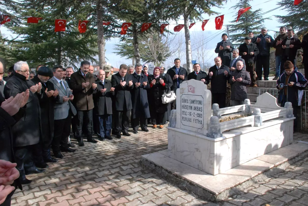 Efsanevi Güreşçi Akbaş, 23. Ölüm Yıl Dönümünde Anıldı