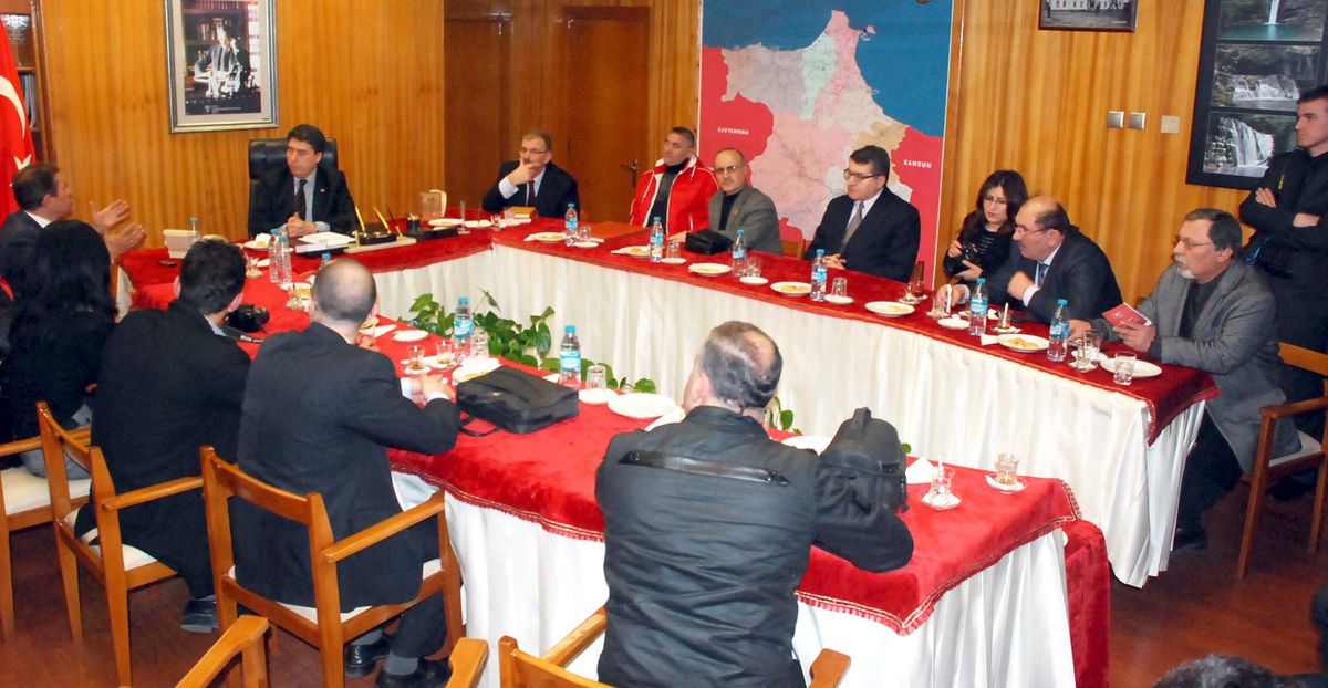 Emitt Ödülünü Valiye Teslim Etti