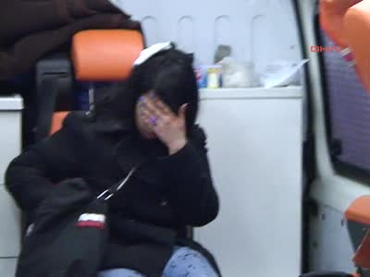Çatıdan Kopan Sıva Parçaları 2 Kişiyi Yaraladı