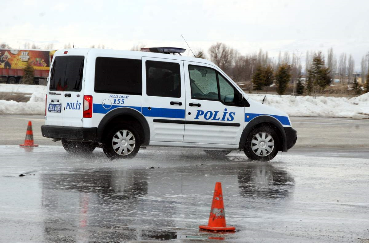 Eskişehir\'li Polisler Güvenli Sürüş Teknikleri Eğitimi Aldılar