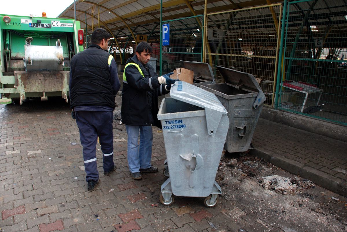 Gediz\'de Eski Çöp Konteynırları Değiştiriliyor