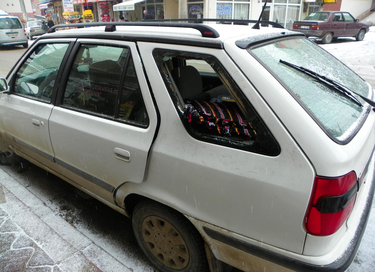 Hırsızlar Çalacak Bişey Bulamayınca Otomobildeki İlaçları Aldı