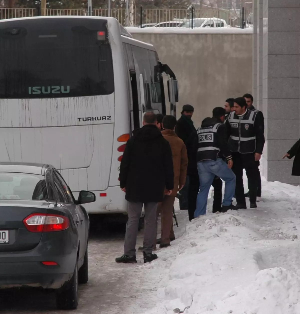 Iğdır Polisinin Yürüttüğü Çete Operasyonu Kapsamında Gözaltına Alınan 8 Kişi Erzurum\'a Getirildi