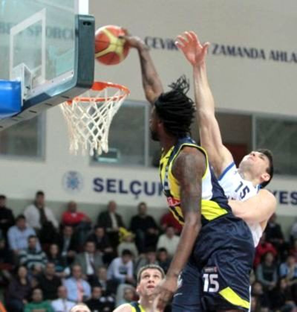 Kupa Derbisinden Anadolu Efes Galip Çıktı