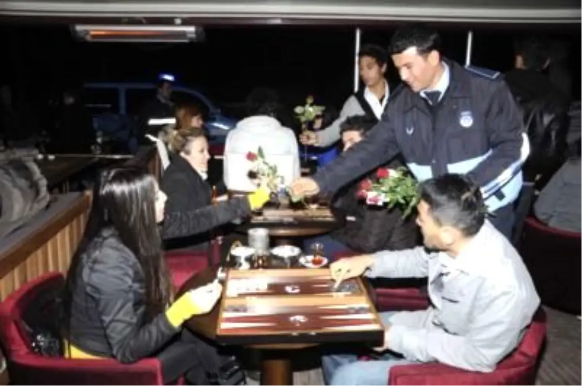 Kuşadası\'nda Zabıtadan Sevgililere Çiçek