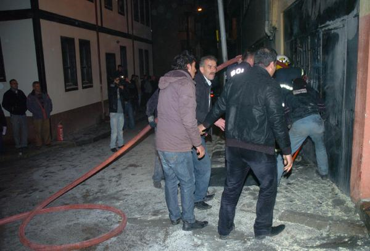 Mağazada Yangın; Demir Kapı Kırılamayınca İtfaiye Ekibine Saldırdılar