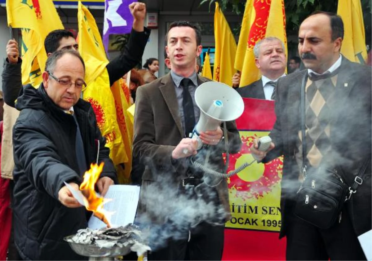 Öğretmenler Maaş Bordrolarını Yaktı