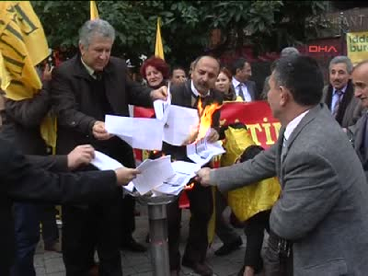Öğretmenler Maaş Bordrolarını Yaktı