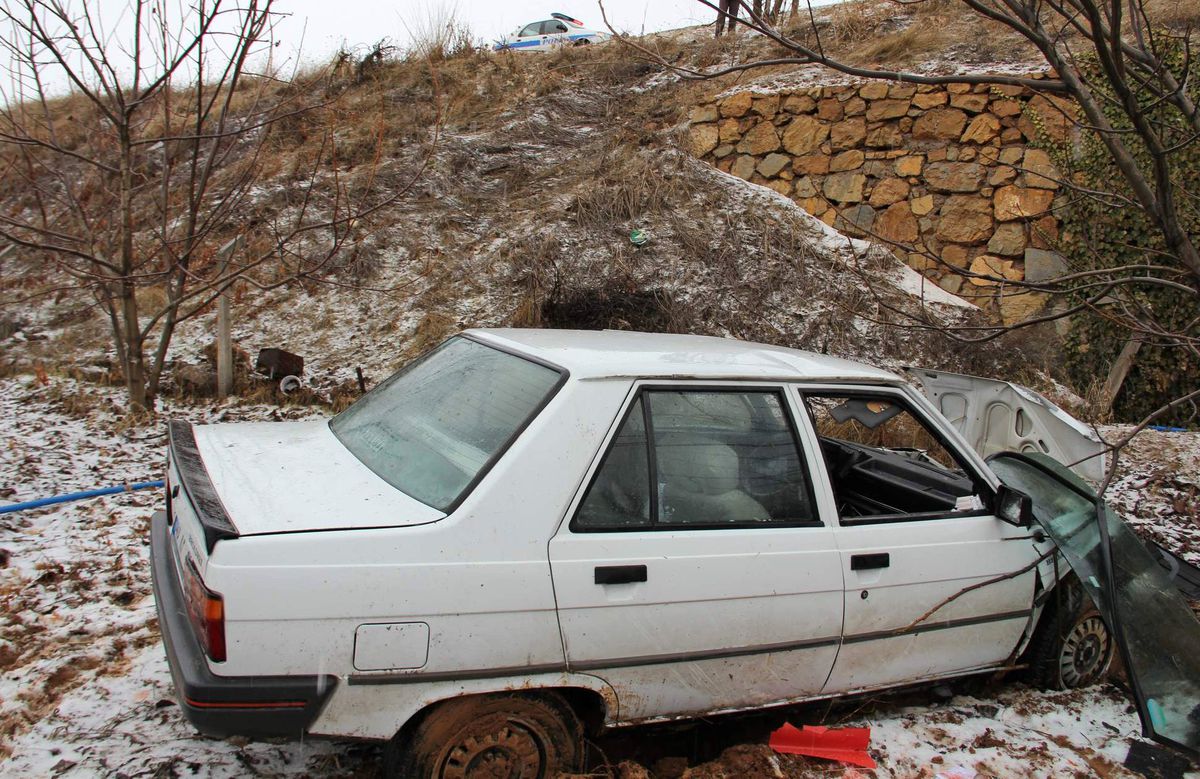 Otomobil 50 Metrelik Uçuruma Yuvarlandı