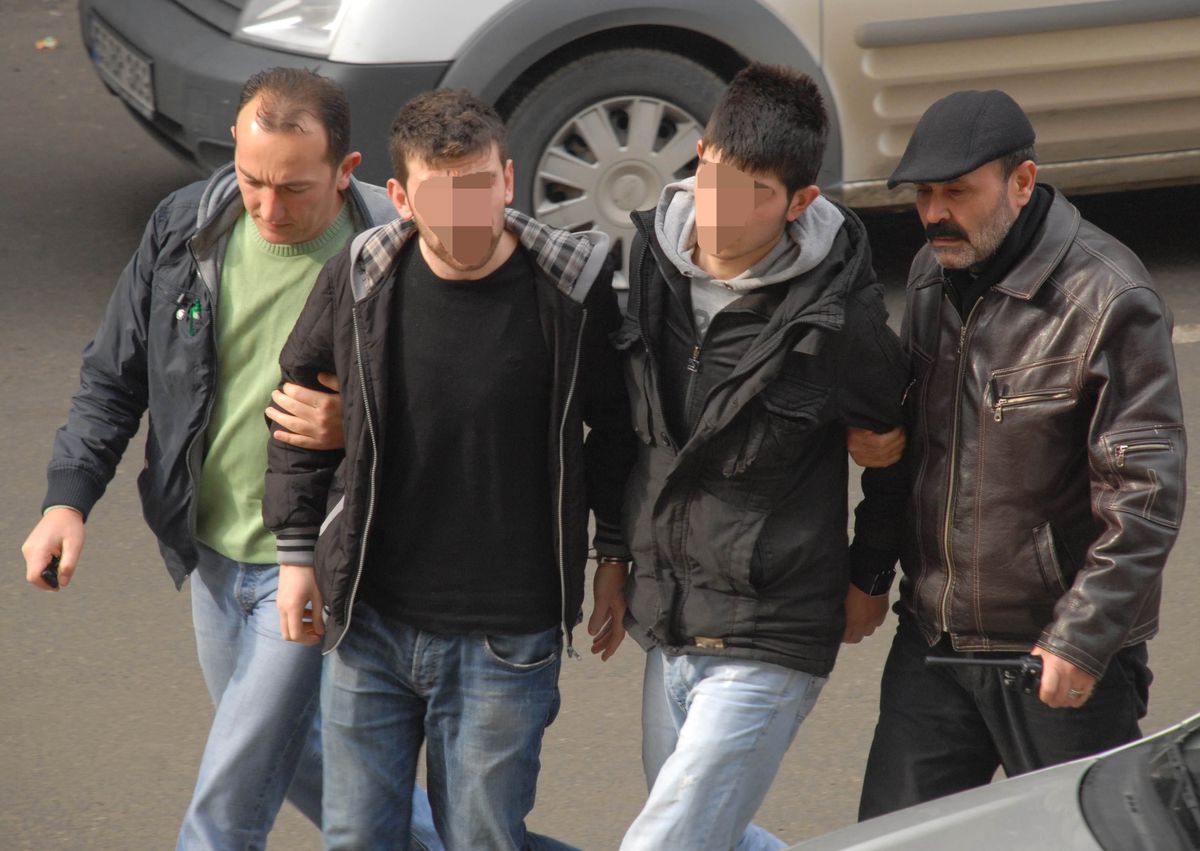 Otomobilde 3 Adet Tabanca Ele Geçti: 2 Gözaltı