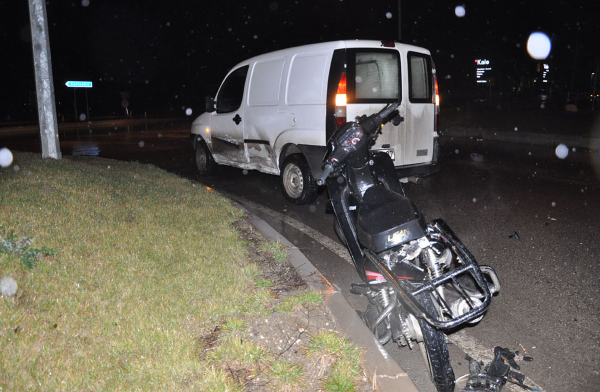 Otomobile Çarpan Motosiklette 2 Kişi Yaralandı